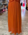 Longue robe orange à ceinture froncée