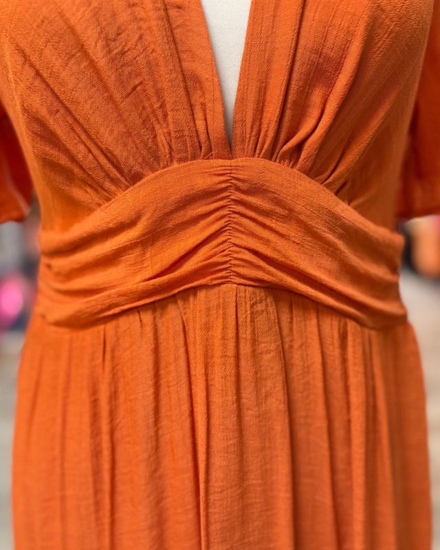 Longue robe orange à ceinture froncée