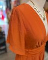 Longue robe orange à ceinture froncée