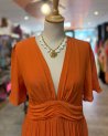 Longue robe orange à ceinture froncée