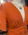 Longue robe orange à ceinture froncée