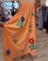 Longue robe ample pêche avec des broderies