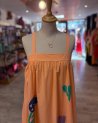 Longue robe ample pêche avec des broderies