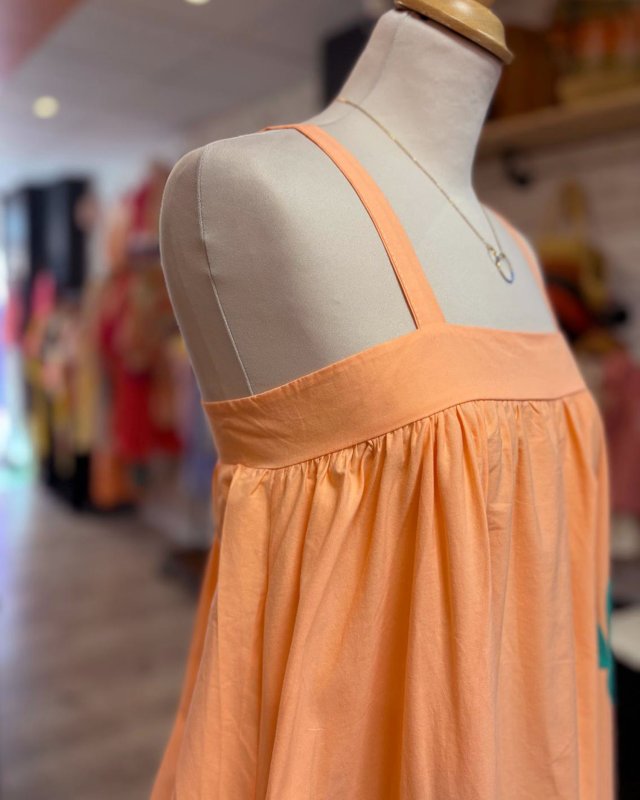 Longue robe ample pêche avec des broderies
