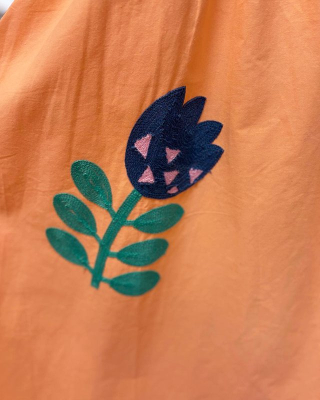 Longue robe ample pêche avec des broderies