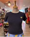 Tee shirt côtelé gris délavé avec un coeur doré