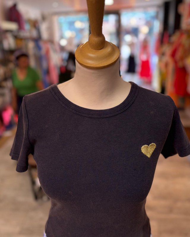 Tee shirt côtelé gris délavé avec un coeur doré