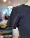 Tee shirt côtelé gris délavé avec un coeur doré