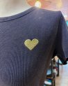 Tee shirt côtelé gris délavé avec un coeur doré