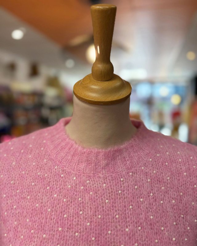 Petit pull en maille rose et strass blanc