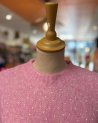 Petit pull en maille rose et strass blanc