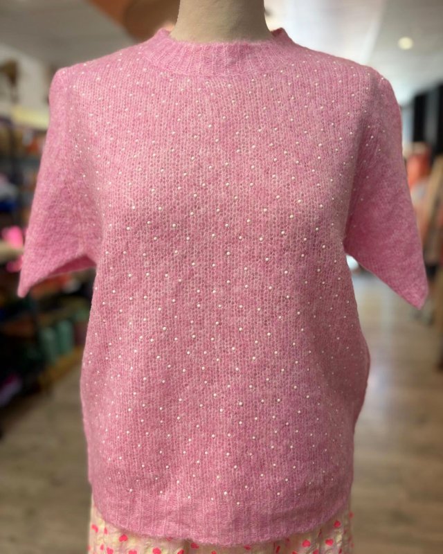 Petit pull en maille rose et strass blanc