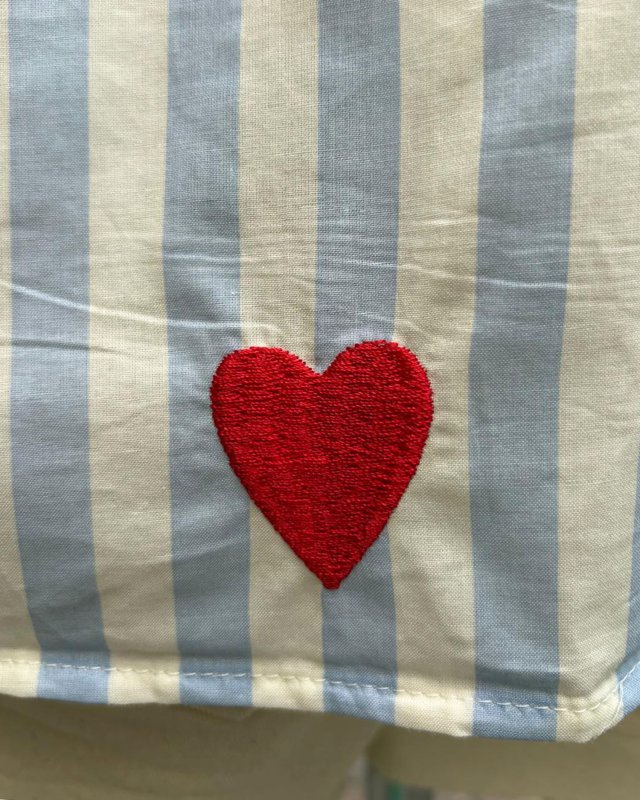 Chemisier rayé bleu ciel à broderie esprit summer