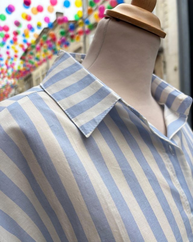 Chemisier rayé bleu ciel à broderie esprit summer