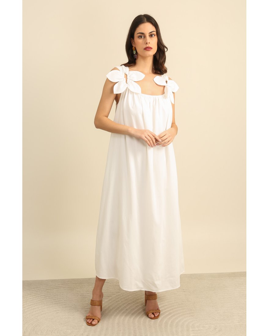 Longue robe blanche à fleurs sur les épaules