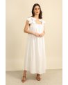 Longue robe blanche à fleurs sur les épaules