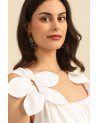 Longue robe blanche à fleurs sur les épaules