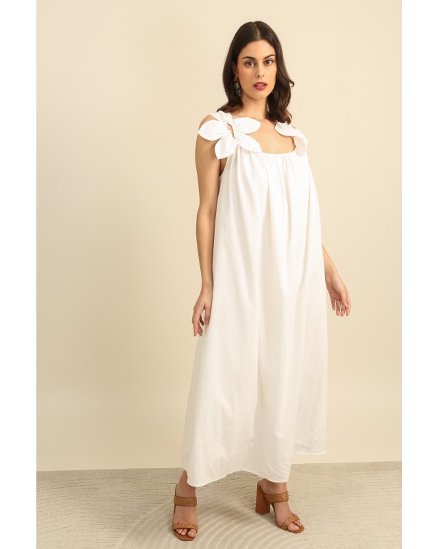 Longue robe blanche à fleurs sur les épaules