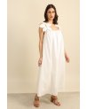 Longue robe blanche à fleurs sur les épaules