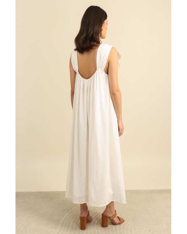 Longue robe blanche à fleurs sur les épaules