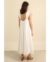 Longue robe blanche à fleurs sur les épaules