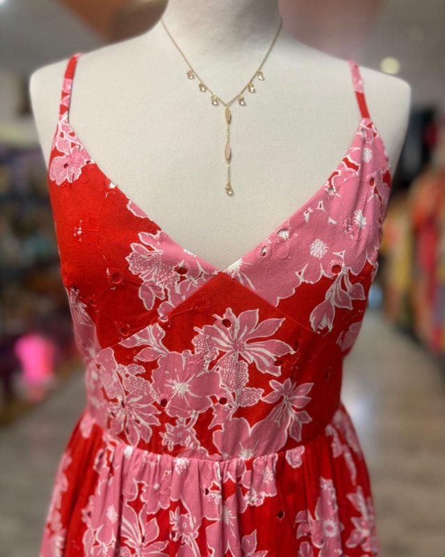 Longue robe en broderie anglaise rouge à motif fleuri rose