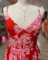 Longue robe en broderie anglaise rouge à motif fleuri rose