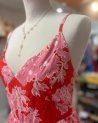 Longue robe en broderie anglaise rouge à motif fleuri rose