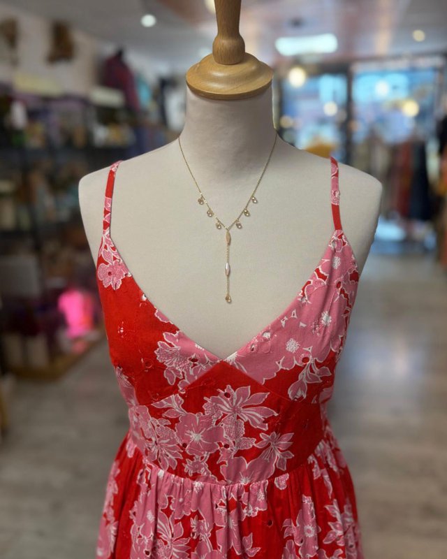 Longue robe en broderie anglaise rouge à motif fleuri rose
