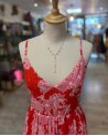 Longue robe en broderie anglaise rouge à motif fleuri rose