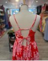 Longue robe en broderie anglaise rouge à motif fleuri rose