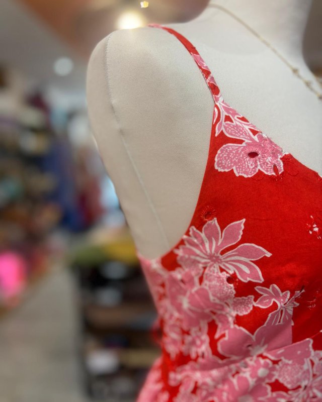 Longue robe en broderie anglaise rouge à motif fleuri rose