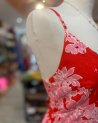Longue robe en broderie anglaise rouge à motif fleuri rose