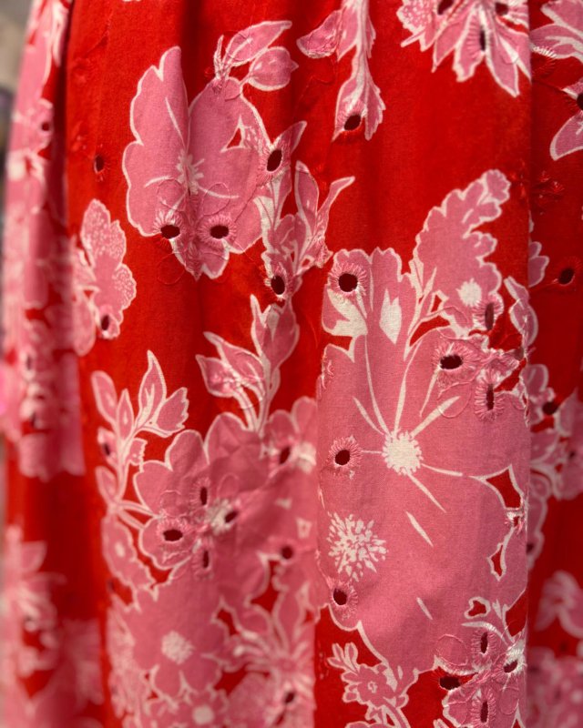 Longue robe en broderie anglaise rouge à motif fleuri rose