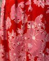 Longue robe en broderie anglaise rouge à motif fleuri rose
