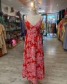 Longue robe en broderie anglaise rouge à motif fleuri rose