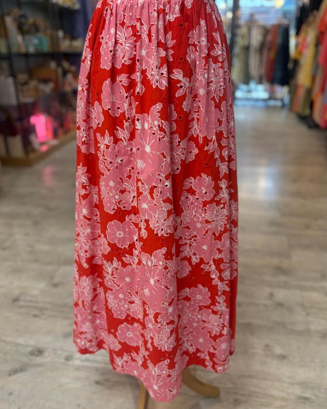 Longue robe en broderie anglaise rouge à motif fleuri rose