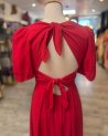 Robe unie rouge avec un dos à nouer et des manches courtes