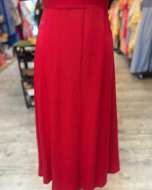 Robe unie rouge avec un dos à nouer et des manches courtes