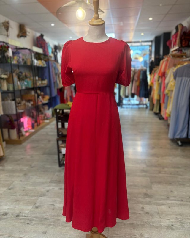 Robe unie rouge avec un dos...