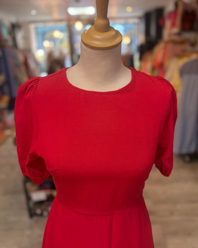 Robe unie rouge avec un dos à nouer et des manches courtes