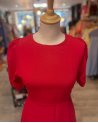 Robe unie rouge avec un dos à nouer et des manches courtes