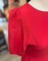 Robe unie rouge avec un dos à nouer et des manches courtes