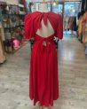 Robe unie rouge avec un dos à nouer et des manches courtes