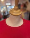 Robe unie rouge avec un dos à nouer et des manches courtes