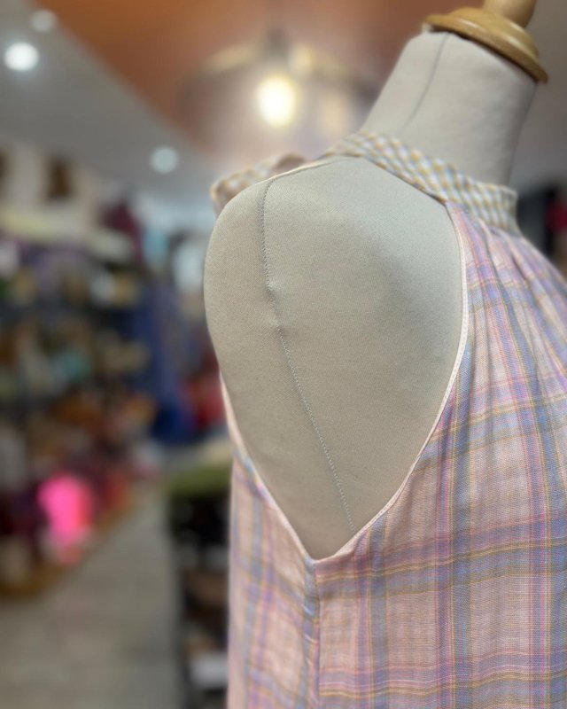 Robe courte à carreaux pastel et encolure américaine