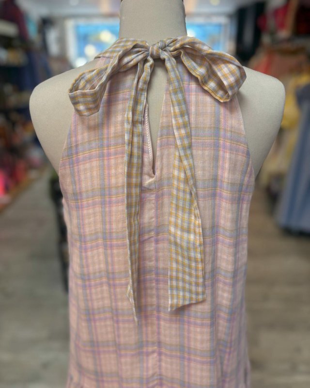 Robe courte à carreaux pastel et encolure américaine