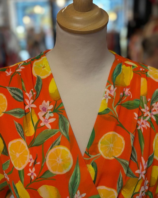 Longue robe orange à imprimé agrumes