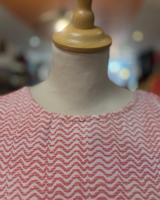 Robe patineuse à motif graphique blanc et rose