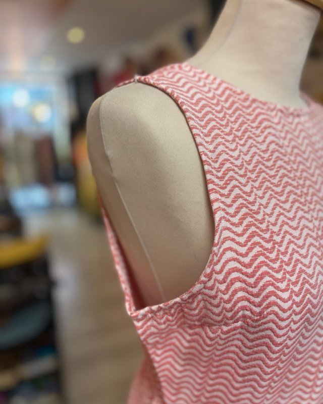 Robe patineuse à motif graphique blanc et rose